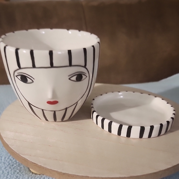 Kinska By Anthropologie Artistic Black and White Face Planter - Picture 8 of 8